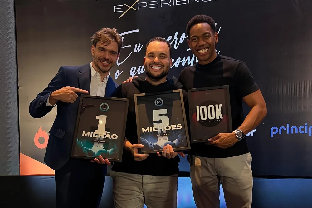 Três placas: 1 milhão, 5 milhões e 100K